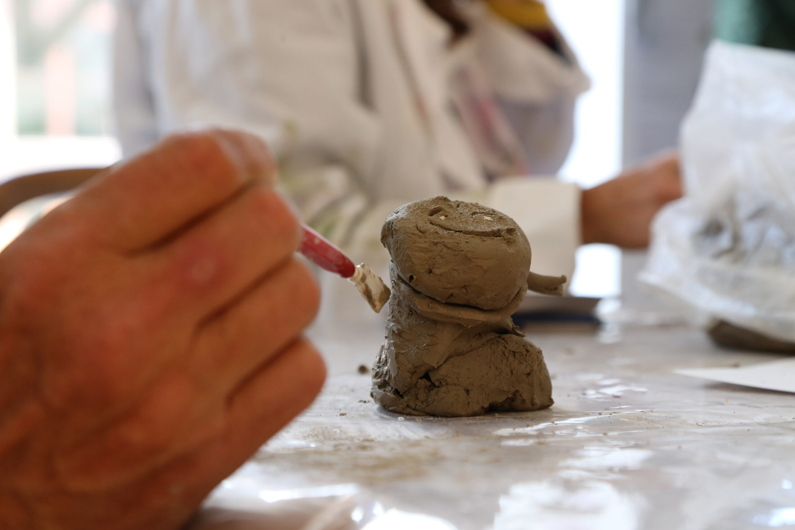 Bild von einer Tonfigur die modelliert wird