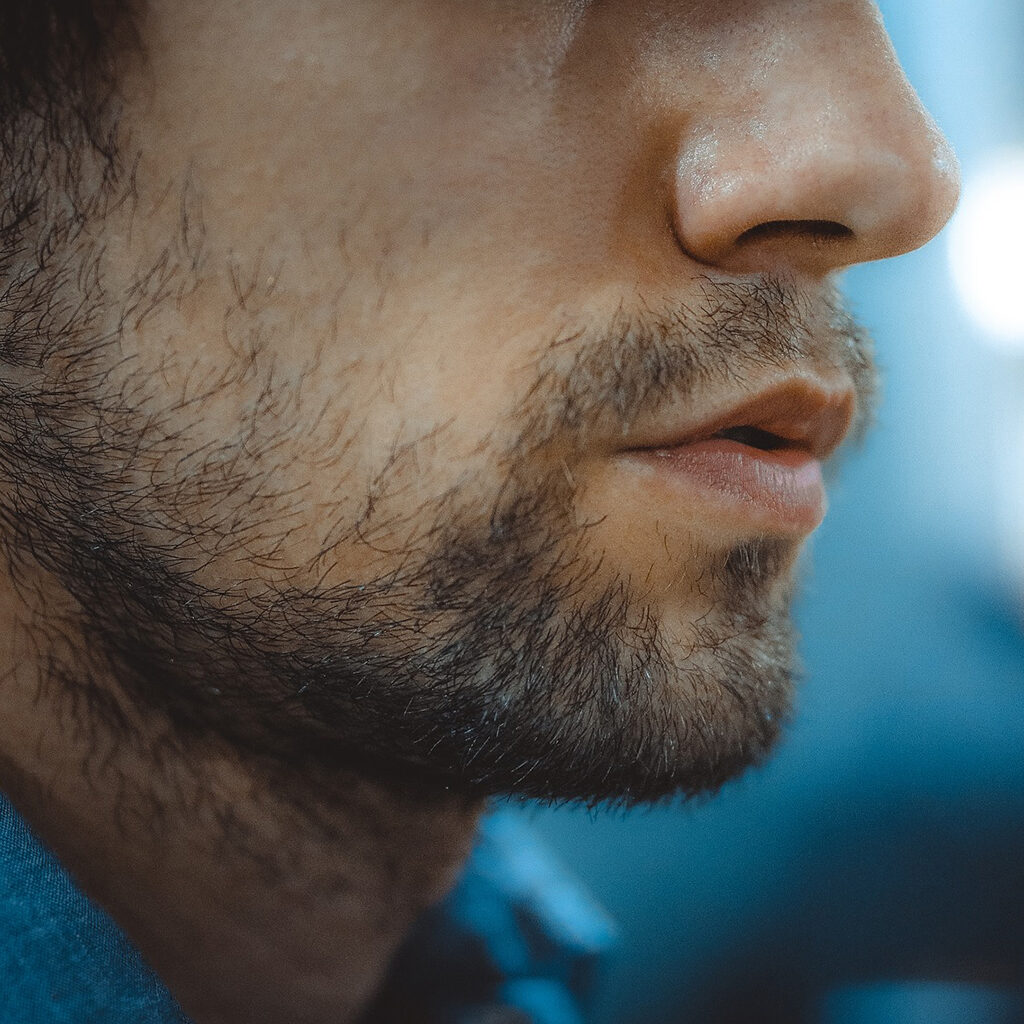 Nahaufnahme der Wangenpartie, ein junger Mann mit Bart